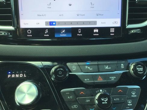 Used 2025 Chrysler Pacifica Select image 9