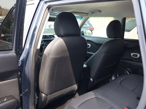 Used 2016 Kia Soul + FWD image 12