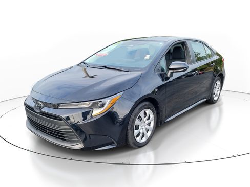Certified 2025 Toyota Corolla LE image 3