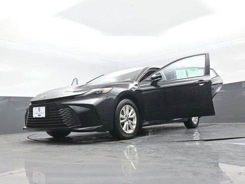 Used 2025 Toyota Camry SE image 23