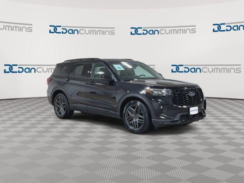 Used 2025 Ford Explorer ST AWD/4WD image 3