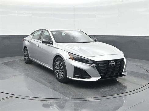 Used 2024 Nissan Altima 2.5 SV image 8