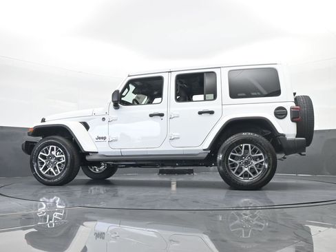 Used 2025 Jeep Wrangler Sahara AWD/4WD image 55