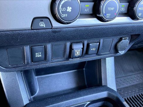 Certified 2020 Toyota Tacoma SR5 image 31