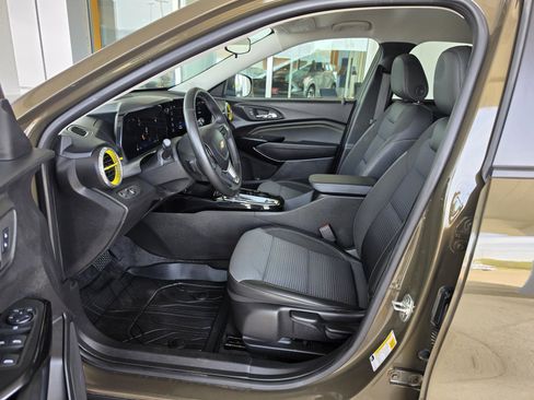 Used 2024 Chevrolet Trax LT w/ Driver Confidence Package FWD image 4