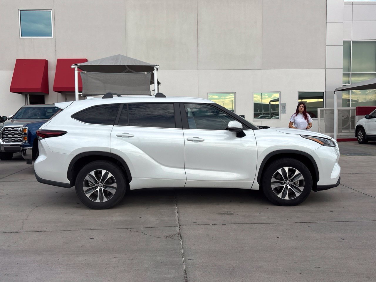 Used 2024 Toyota Highlander XLE FWD image 3