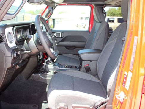 Used 2025 Jeep Wrangler Unlimited Sahara AWD/4WD image 14