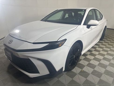 Used 2025 Toyota Camry SE FWD image 2