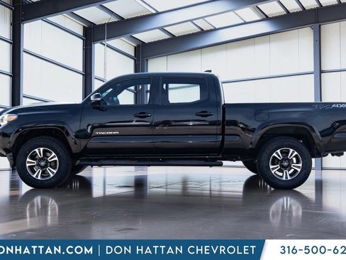 Used 2018 Toyota Tacoma TRD Sport AWD/4WD image 2