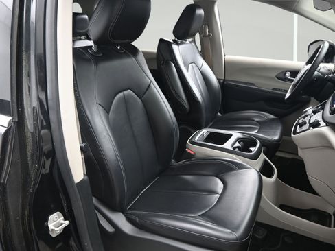 Used 2023 Chrysler Pacifica Touring-L FWD image 17