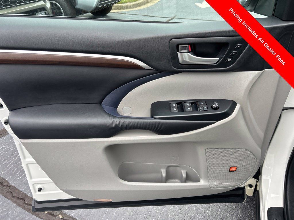 Used 2016 Toyota Highlander Limited Platinum FWD image 4