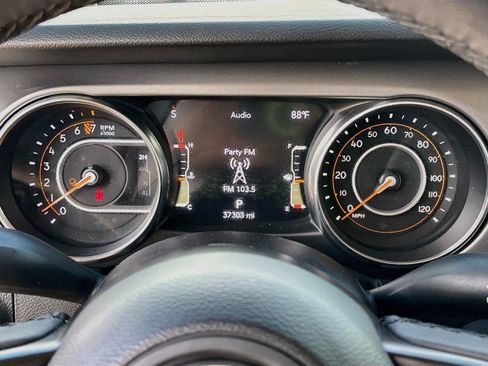 Used 2023 Jeep Gladiator Sport AWD/4WD image 12