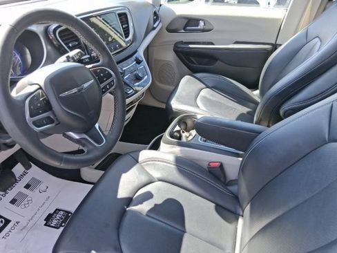 Used 2024 Chrysler Pacifica Touring-L FWD image 15