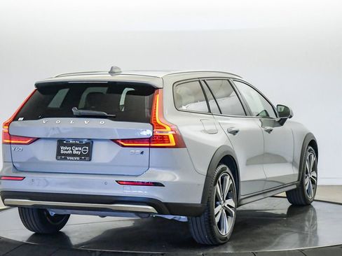 Certified 2025 Volvo V60 B5 Cross Country Plus AWD/4WD image 5