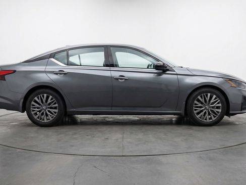 Used 2025 Nissan Altima 2.5 SV FWD image 11