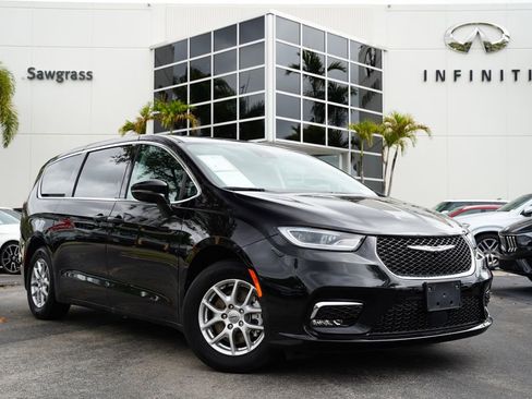 Used 2024 Chrysler Pacifica Touring-L image 1