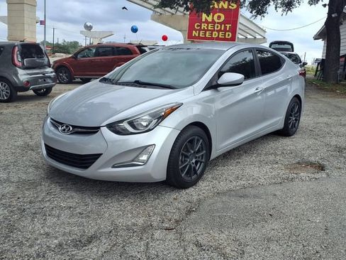 Used 2014 Hyundai Elantra SE w/ Option Group 02 FWD image 3