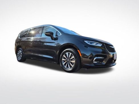 Used 2024 Chrysler Pacifica Limited FWD image 1