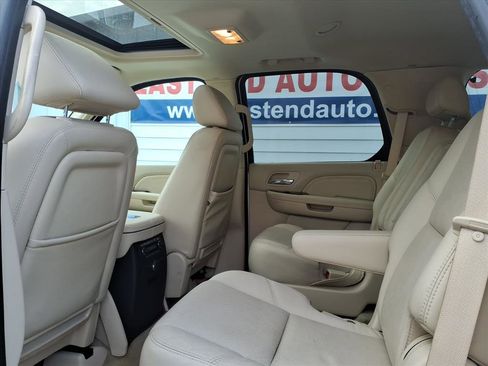 Used 2007 Cadillac Escalade AWD w/ Information Package image 12