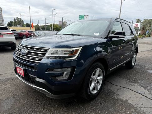 Used 2017 Ford Explorer XLT w/ Equipment Group 202A AWD/4WD image 4