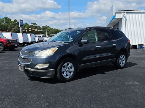 Used 2009 Chevrolet Traverse LS w/ Driver Convenience Package FWD image 2