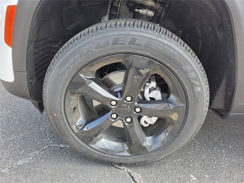 New 2025 Jeep Grand Cherokee Altitude RWD image 39