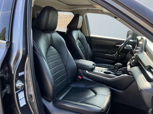 Used 2020 Toyota Highlander XLE AWD/4WD image 16