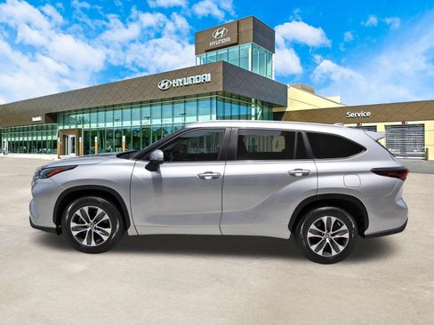 Used 2024 Toyota Highlander XLE FWD image 9