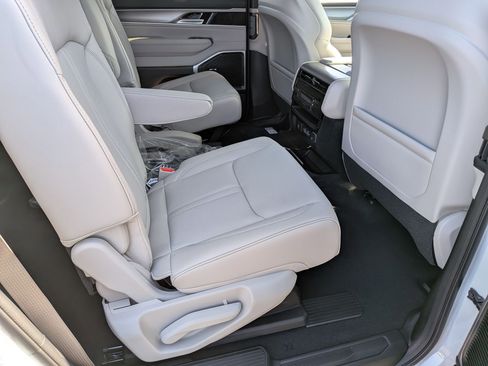 New 2026 Jeep Grand Wagoneer L Limited AWD/4WD image 31