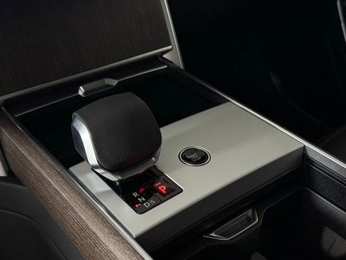 New 2025 Land Rover Range Rover Long Wheelbase SE image 23
