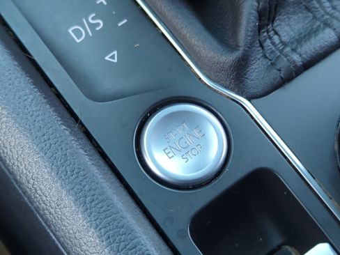 Used 2020 Volkswagen Atlas Cross Sport SE image 28