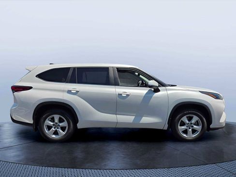 Used 2023 Toyota Highlander LE AWD/4WD image 6