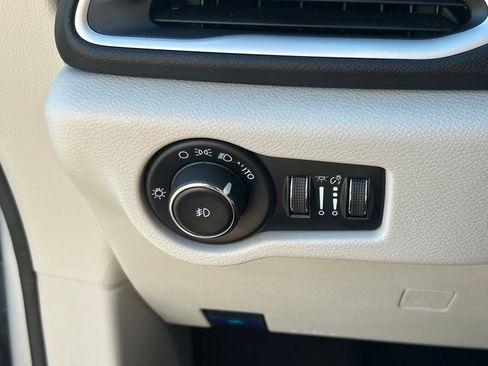 Used 2023 Chrysler Pacifica Touring-L FWD image 21