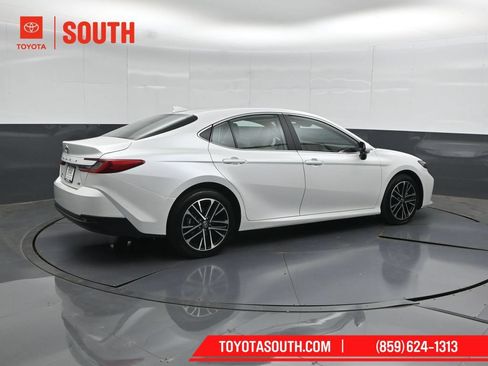 Used 2025 Toyota Camry XLE AWD/4WD image 2