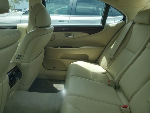 Used 2010 Lexus LS 460 L w/ Luxury Pkg RWD image 8