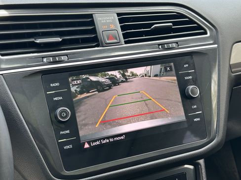 Used 2024 Volkswagen Tiguan SE w/ Panoramic Sunroof Package FWD image 22