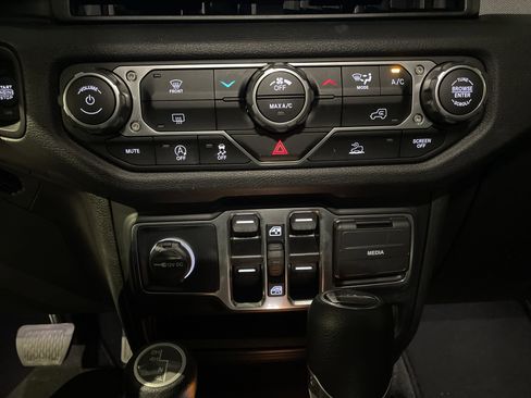 Used 2024 Jeep Gladiator Sport image 27