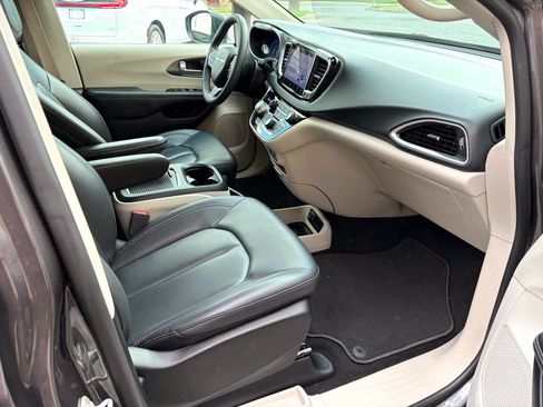 Used 2023 Chrysler Pacifica Touring-L FWD image 8