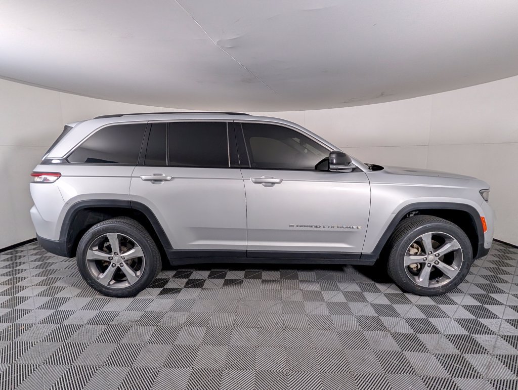 Used 2022 Jeep Grand Cherokee Limited w/ Luxury Tech Group II RWD image 9