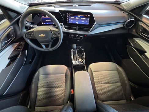 Used 2025 Chevrolet Trax LT image 32