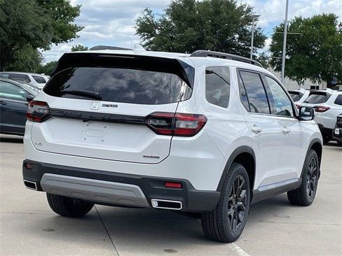 New 2025 Honda Pilot Touring image 4