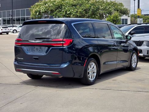 Used 2023 Chrysler Pacifica Touring-L FWD image 4