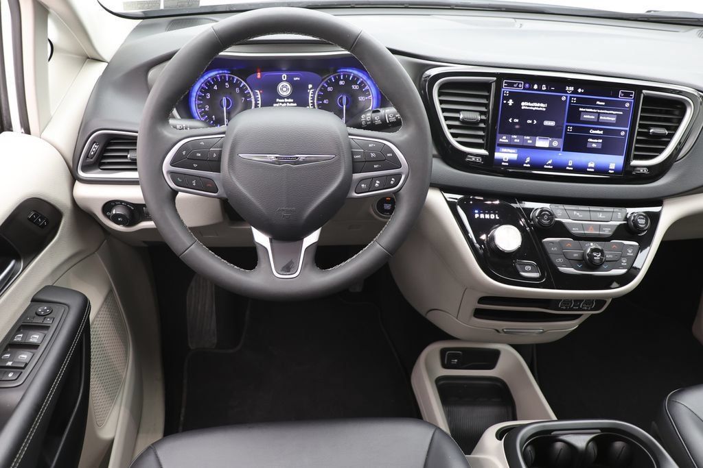 Used 2024 Chrysler Pacifica Touring-L FWD image 12