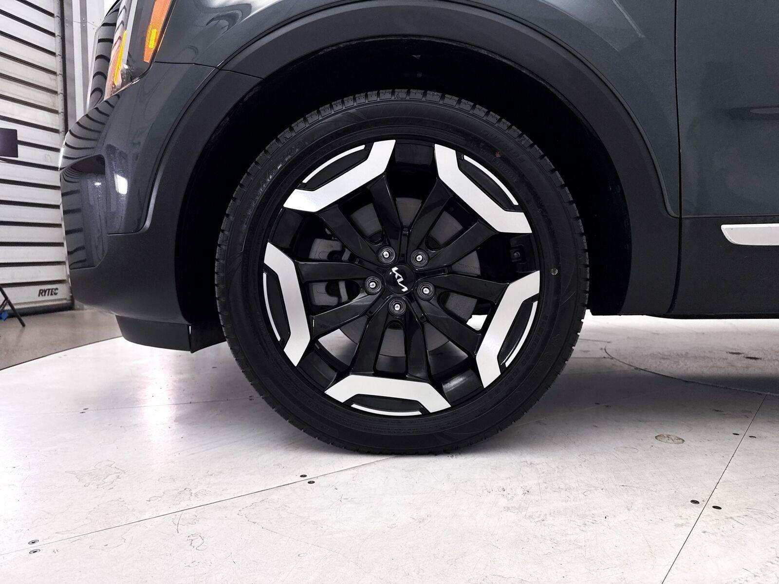 Used 2024 Kia Telluride EX w/ EX Captain's Chair Package AWD/4WD image 17