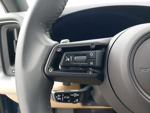 Used 2025 Porsche Cayenne image 19