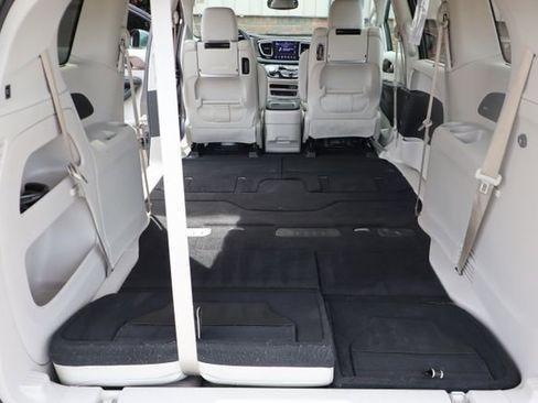 Used 2018 Chrysler Pacifica Touring-L Plus FWD image 35