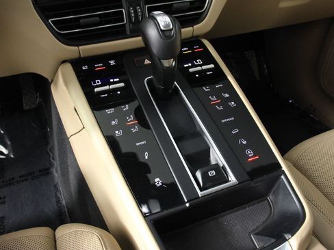 Certified 2022 Porsche Macan S AWD/4WD image 18