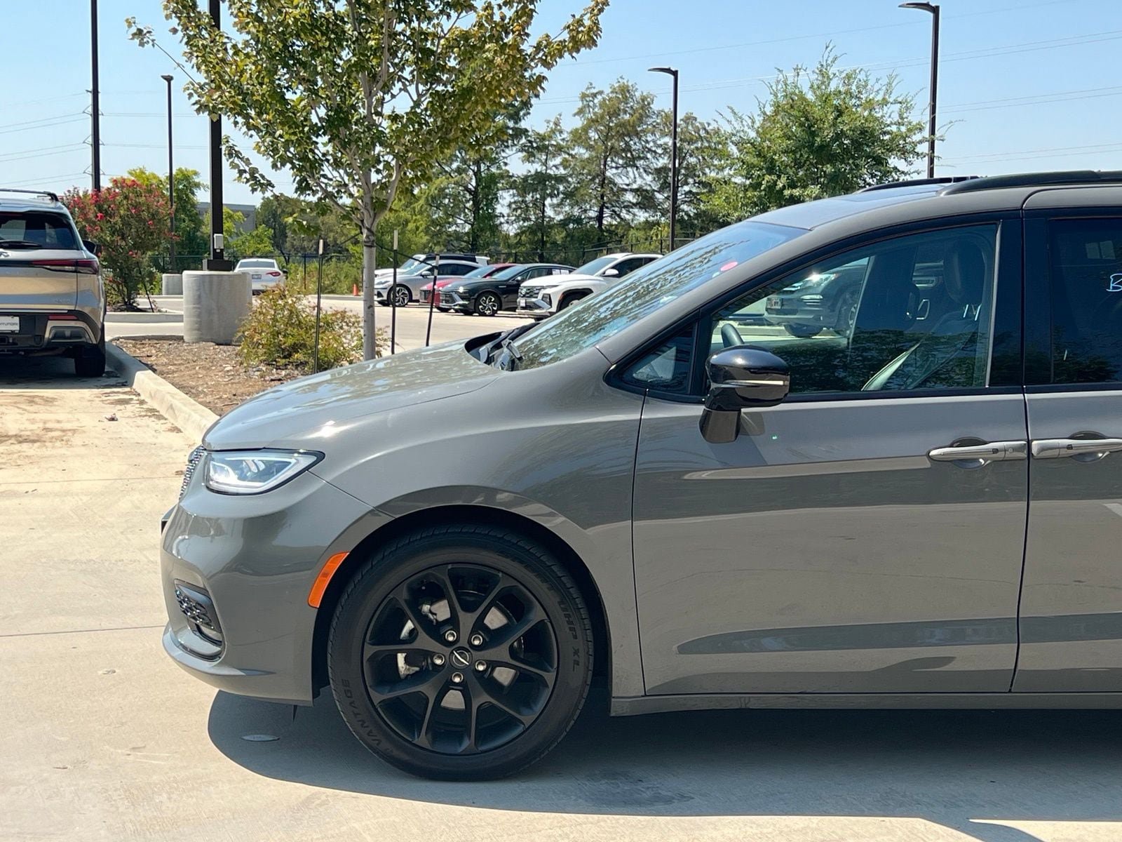 Used 2025 Chrysler Pacifica Limited FWD image 7