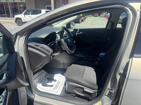 Used 2016 Ford Focus SE w/ Reverse Sensing Package FWD image 5