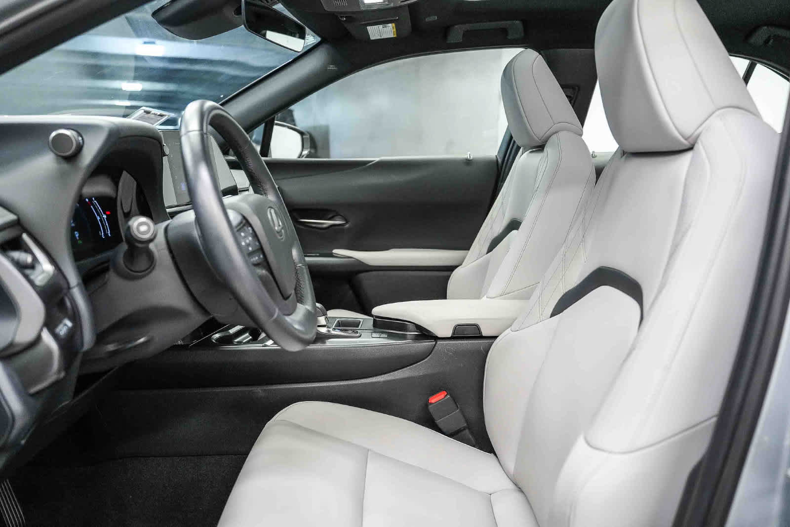Certified 2025 Lexus UX 300h FWD w/ Accessory Package (Z2) image 17